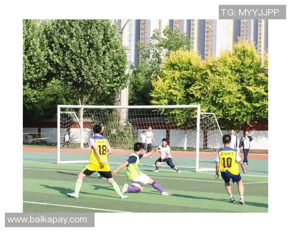 中国足球的幽默时刻：笑谈绿茵场上的那些囧事与奇葩瞬间
